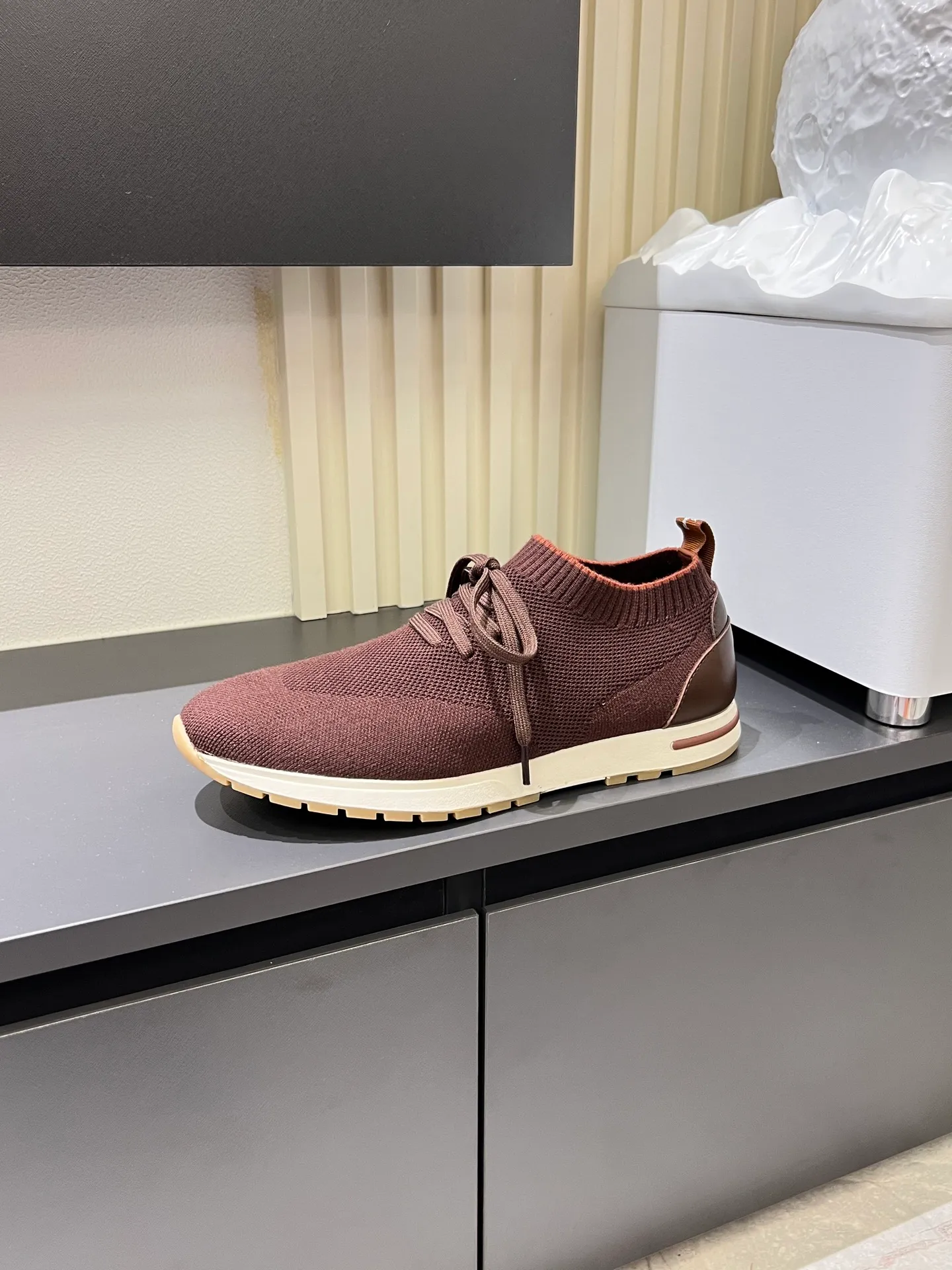 Men's Men's Shoes 💰p380 Loro Men's Shoes 💰piana/Noyo Piana 360 L Men's Shoes 💰p Flexy Walk Men's Sports Shoes These sports shoes are made of knitted wool uppers, and the heel is wrapped in smooth calf leather. Merino sheep are selected from Australia and New Zealand. The upper is machine-woven like a sweater, and then equipped with a white rubber outsole and a Kummel-colored sole. It is both beautiful and non-slip. The fabric is 100% cashmere and the insole is calf leather. It is super comfortable on the feet! Comes with full original packaging! Multiple colors available! Size: 38-44 (45 customized)